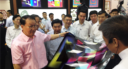 Li Changchun Inspected the 'International Exhibition of Creative Design of Silk'at the Silk Park of China ”