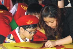  学习中国传统手工艺染、织、绣、编文化及工艺流程