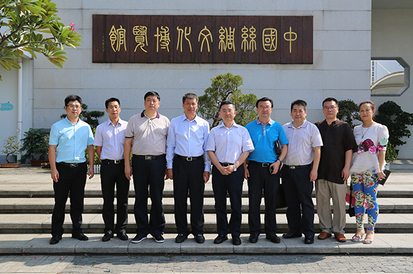 南充市委常委冯斌一行莅临中丝园参观指导